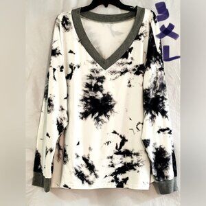 LADIES 3XL WHITE SWEATER WITH BLACK DESIGNS